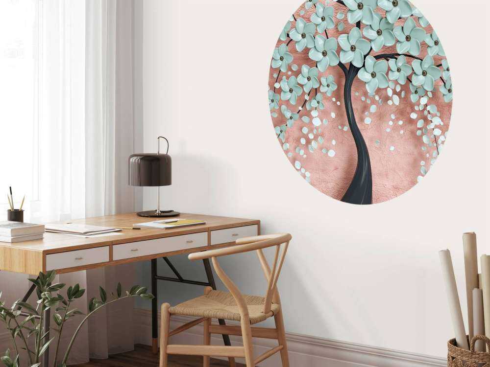 Svart fantasitre med mynteblomster