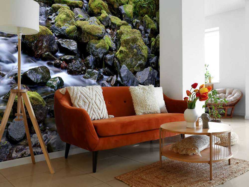 Rennende vann med steiner