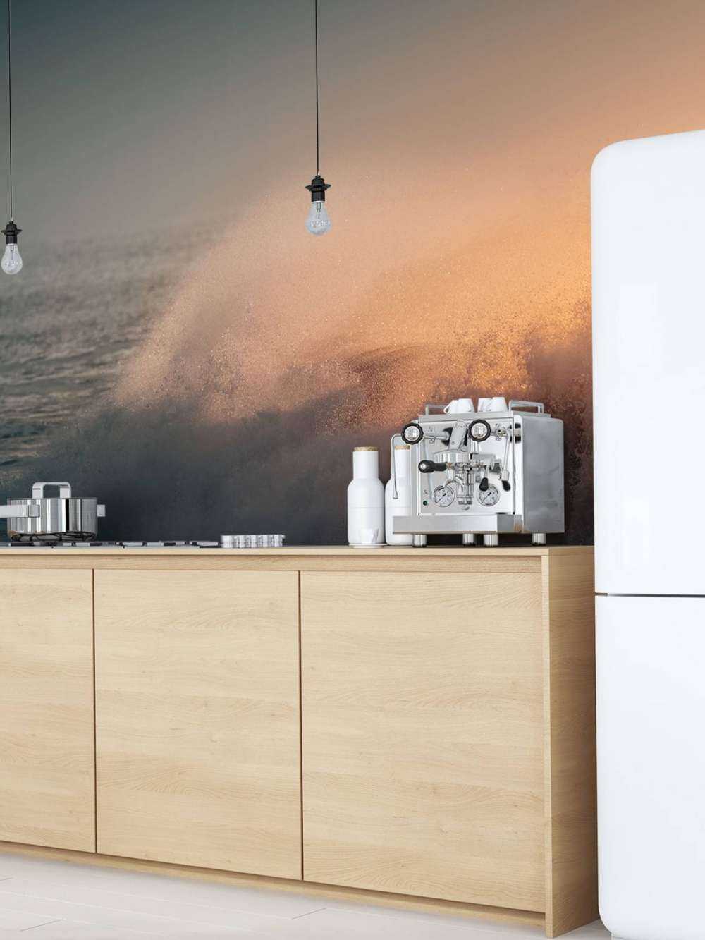 Brytende bølger på stranden