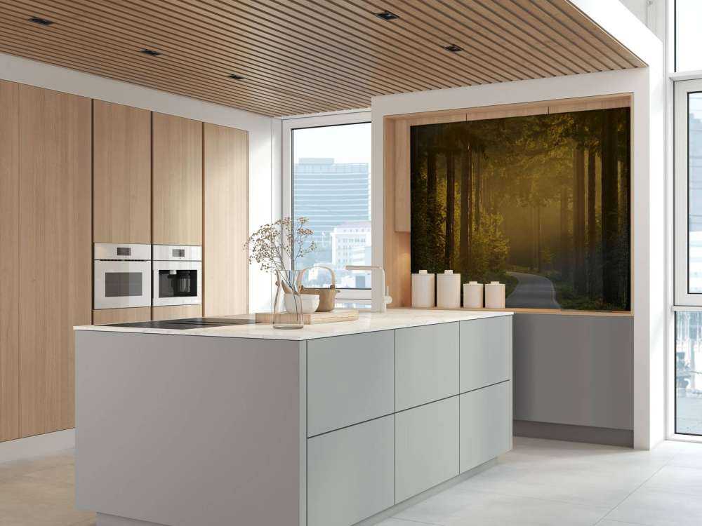 Soloppgang på vei gjennom skogen