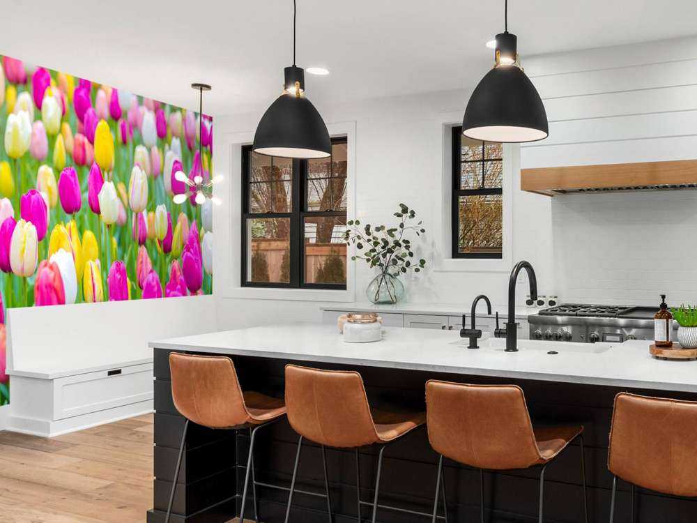 Fargerike tulipaner i en åker