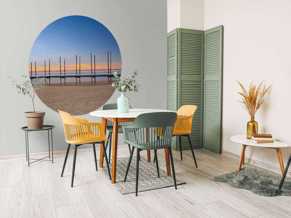 Lang brygge med trestenger