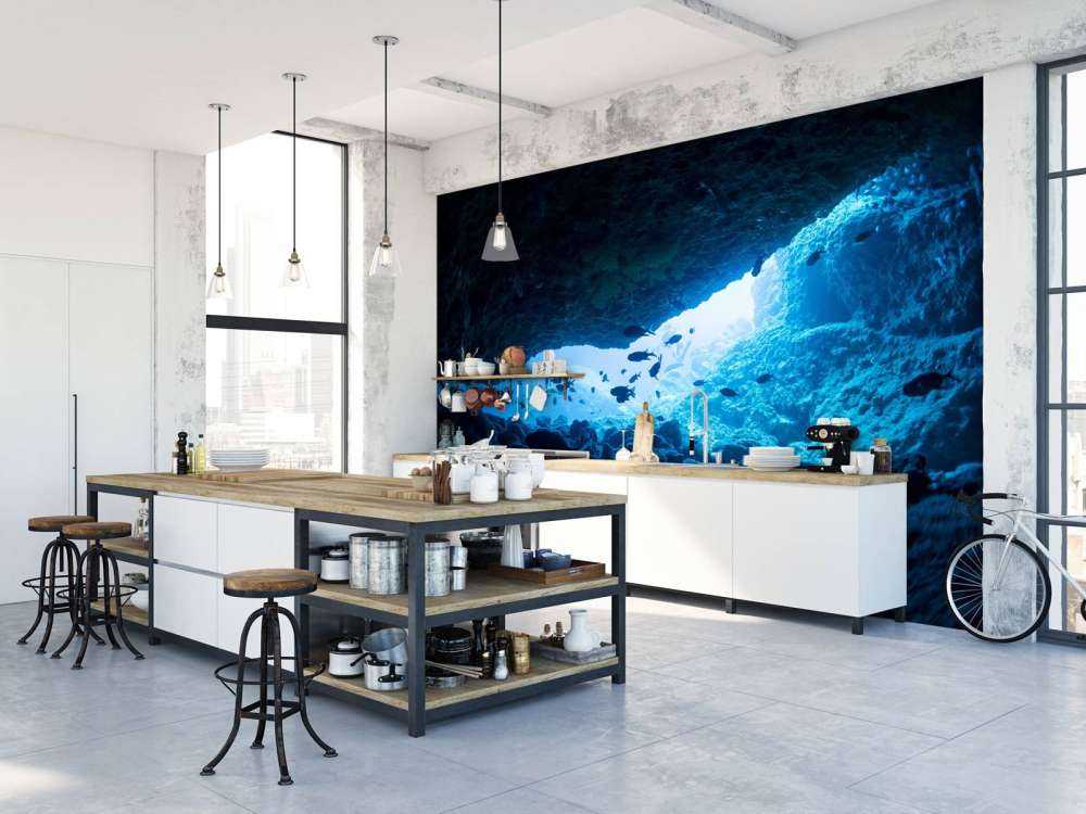 Smal grotta med fisk