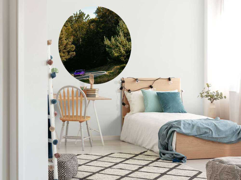 Lila Lamborghini Huracán i skogslandskap