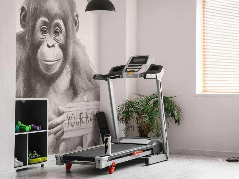 Orangutangunge i djungeln beige