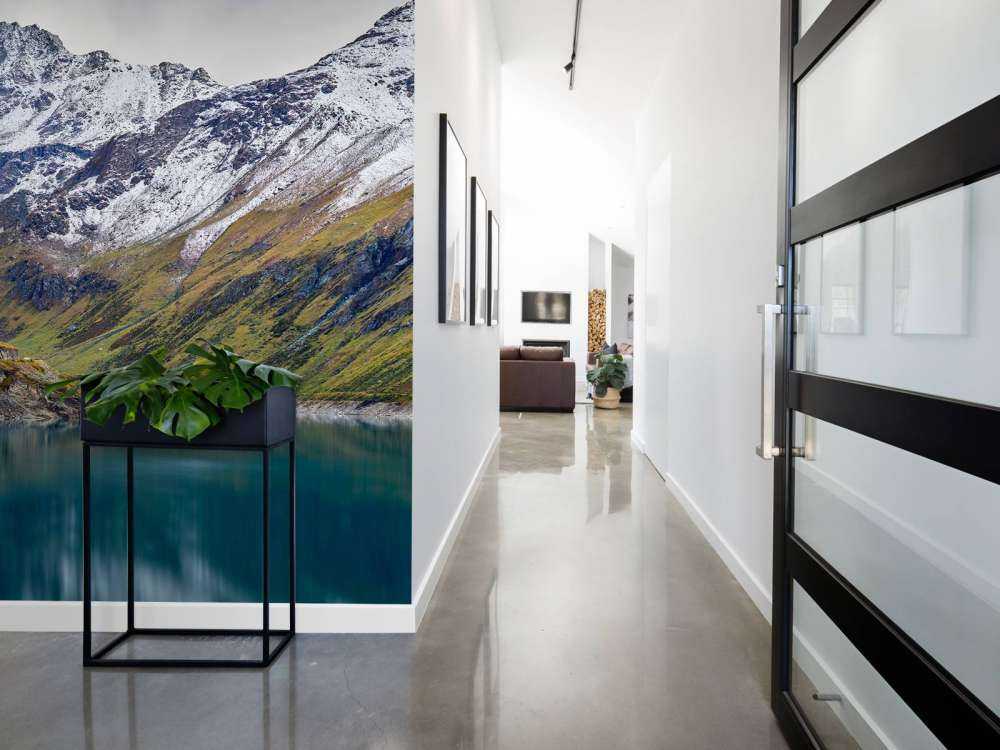 Bergstoppar med snö vid en sjö i bergen