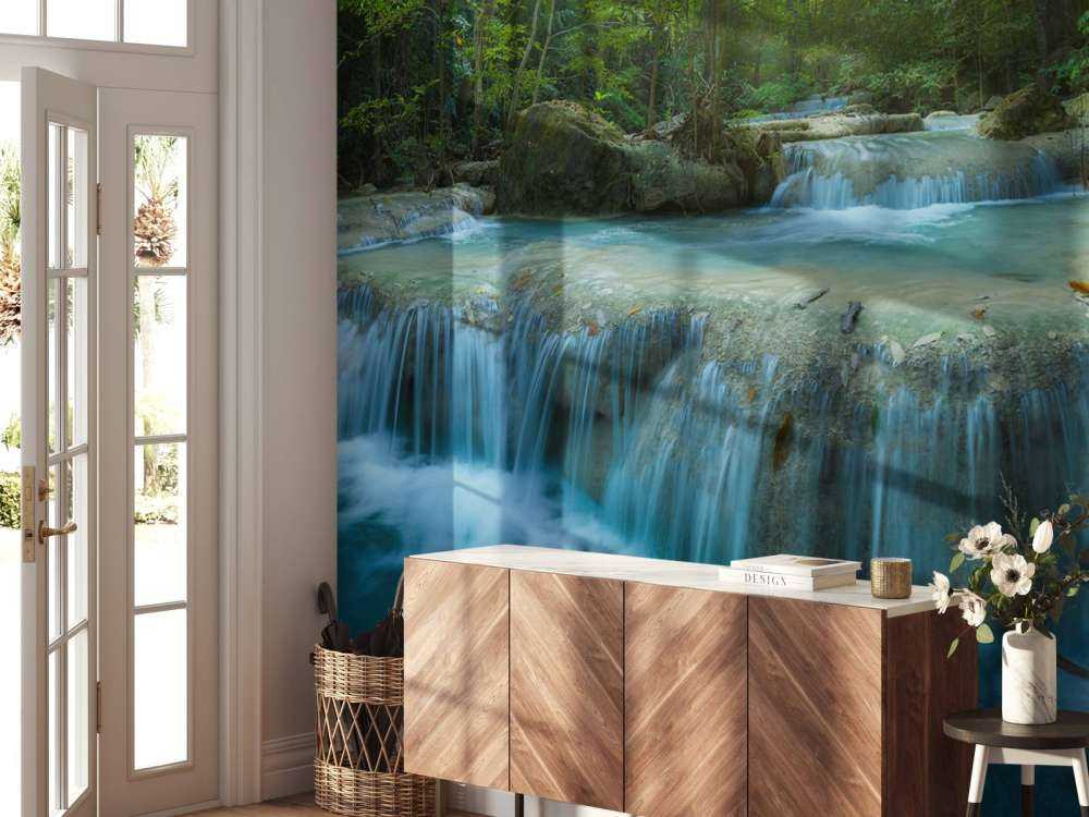 Vackert djupt vattenfall