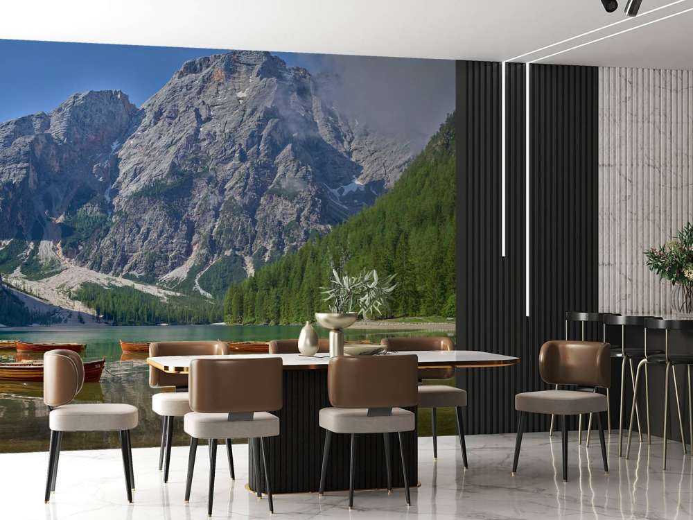 Träbåtar i en bergssjö