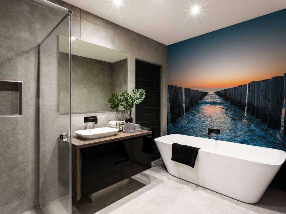 Bølgebrydere ved solnedgang