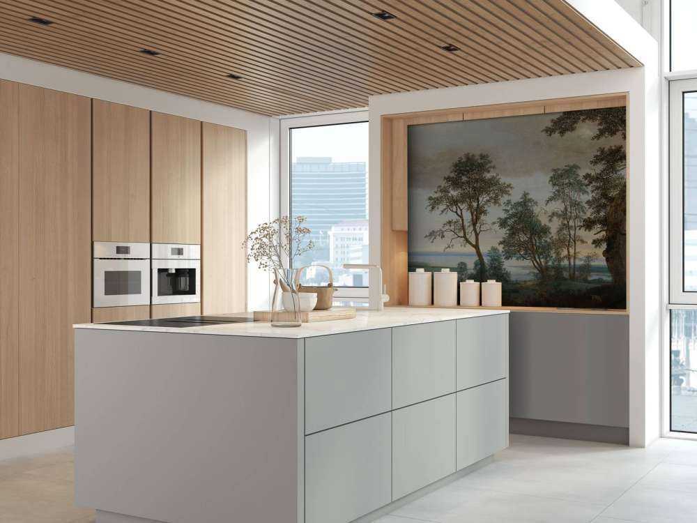 Flodlandskab set gennem træer