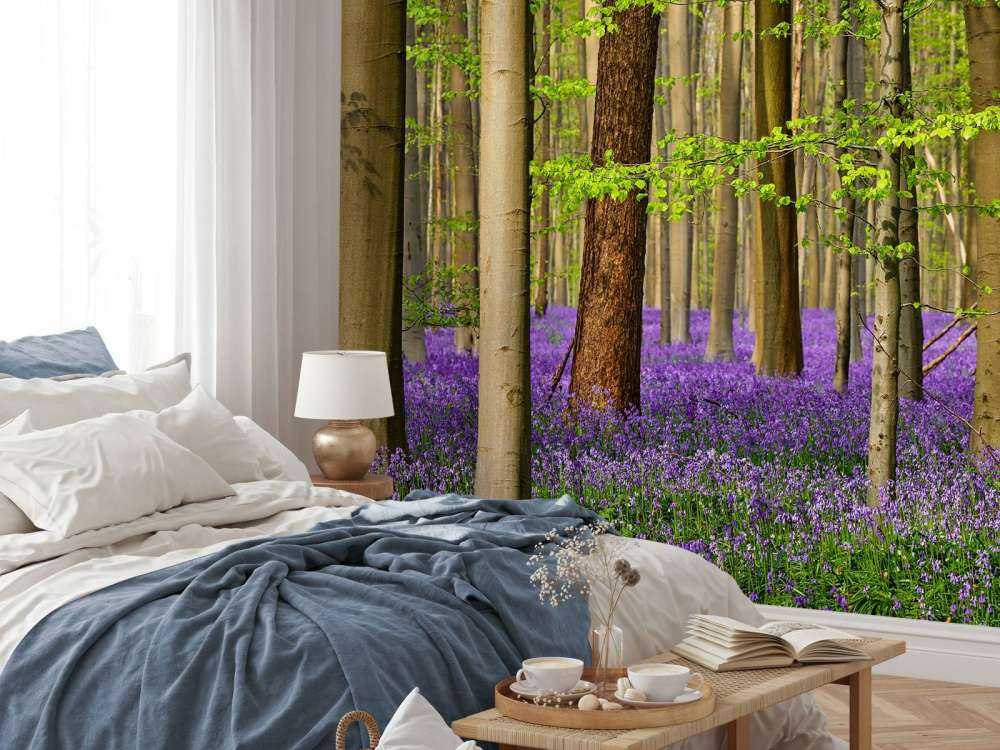 Skov med lilla blomster
