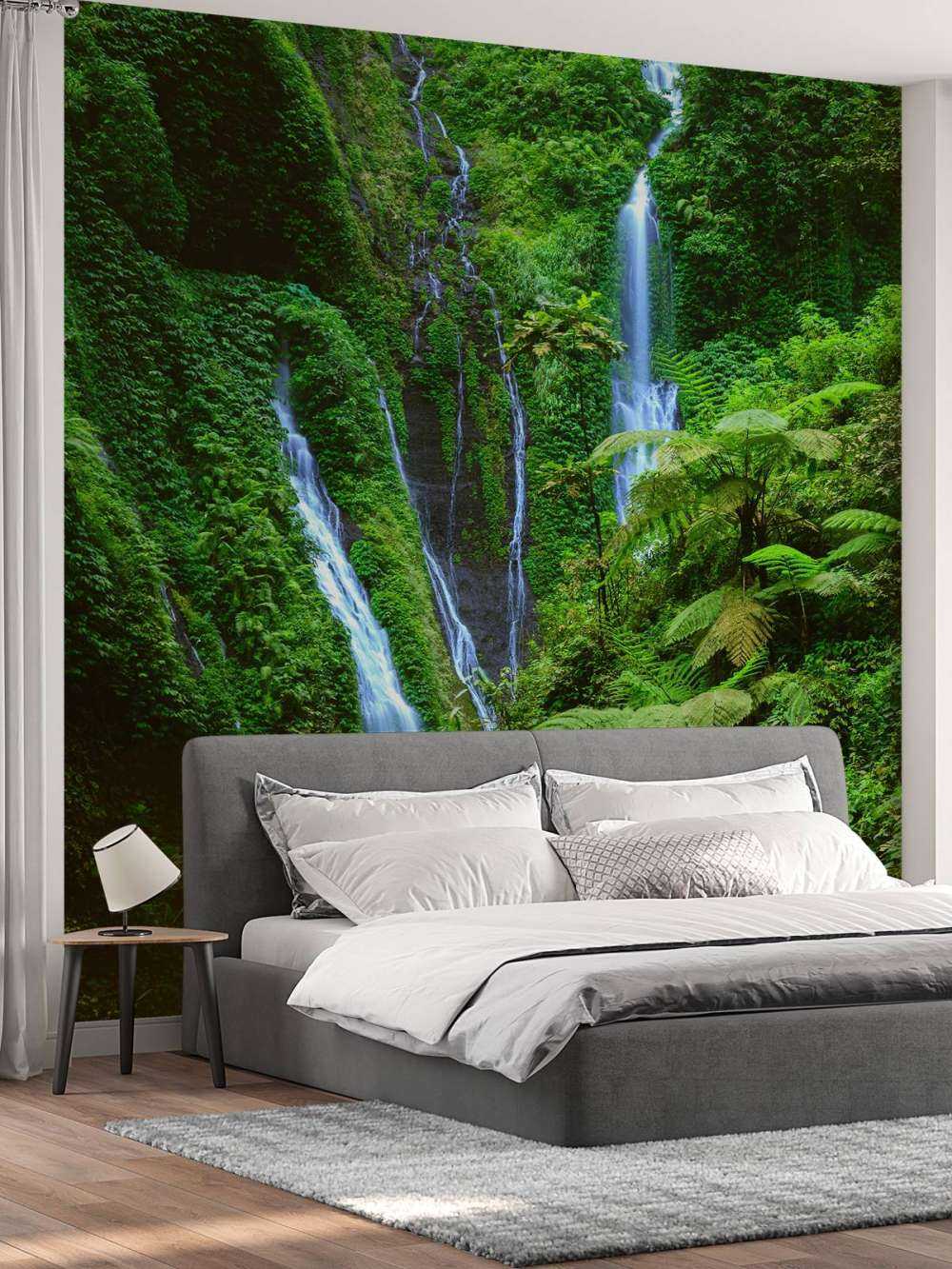Grøn jungle og vandfald
