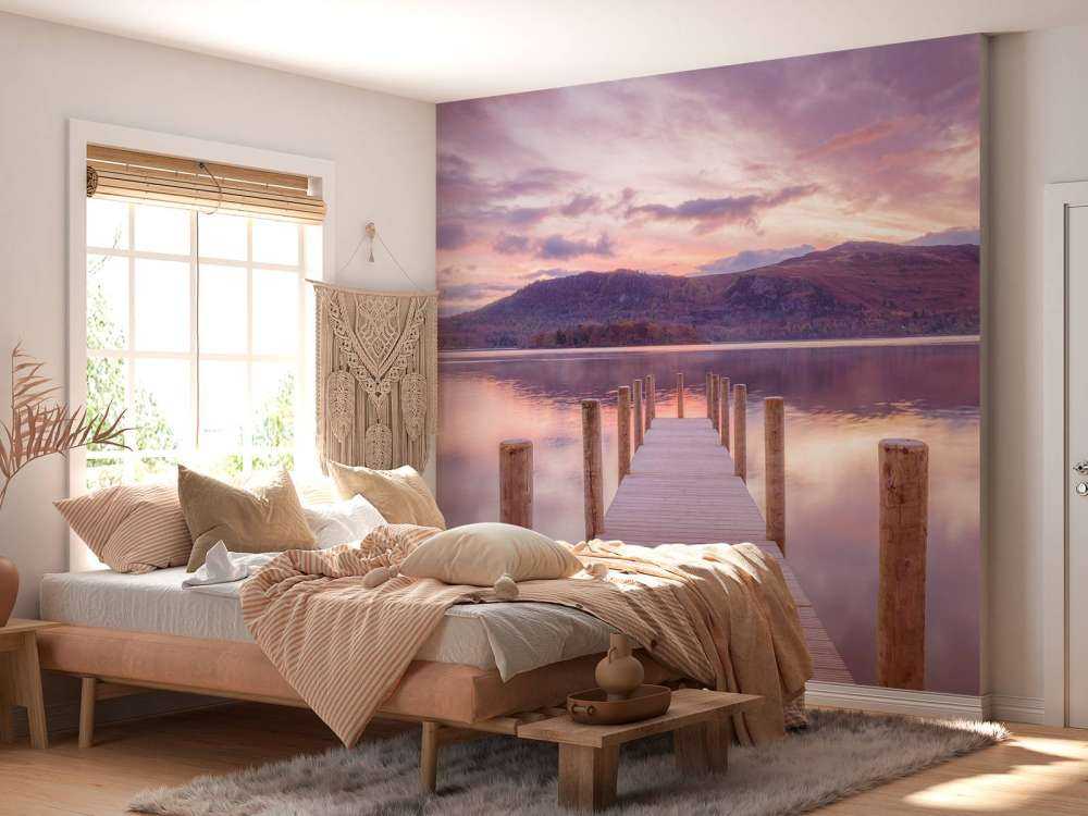 Træbrygge ved solnedgang