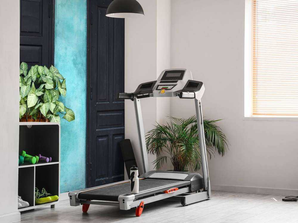 Gammel cykel ved et hus