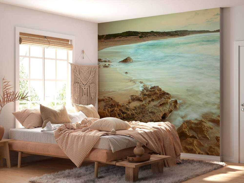 Rolig strand med klipper