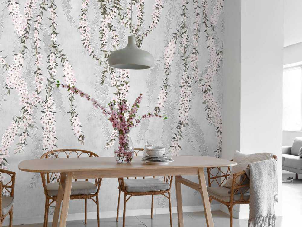 Blomstergrene på lyseblå beton