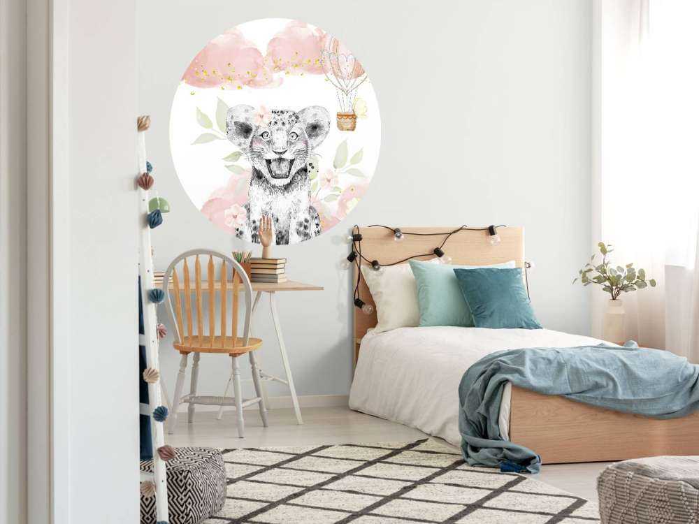 Gledelig løveunge og luftballong