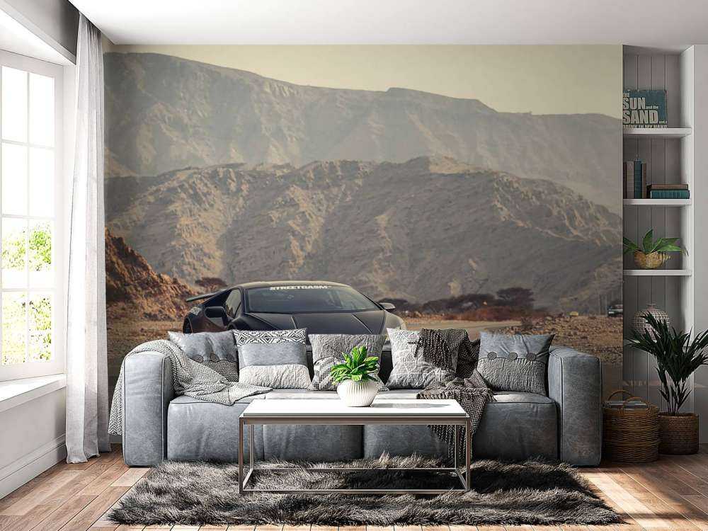 Svart superbil i ørkenen