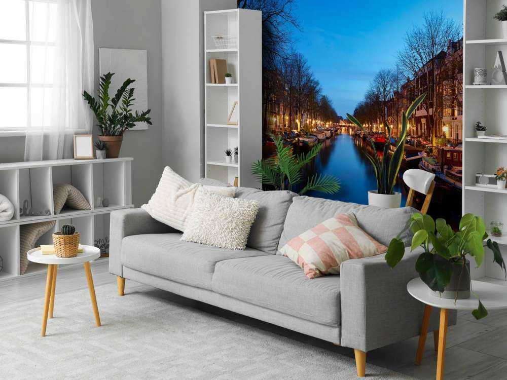 Husbåter langs den opplyste kanalen