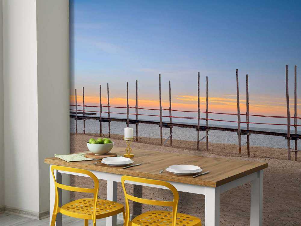 Lang brygge med trestenger