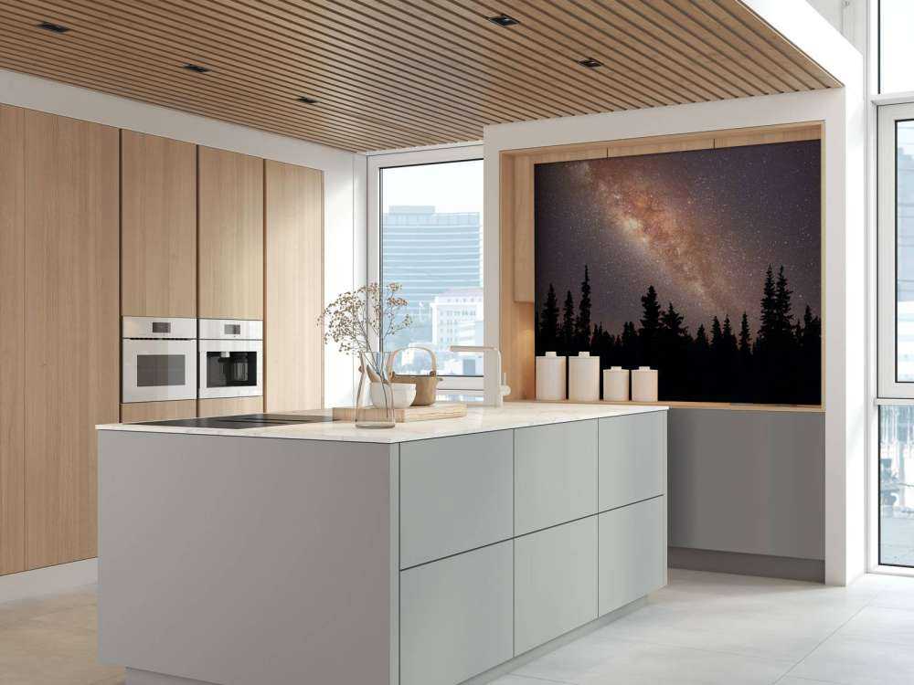 melkevei over silhuetten av trær