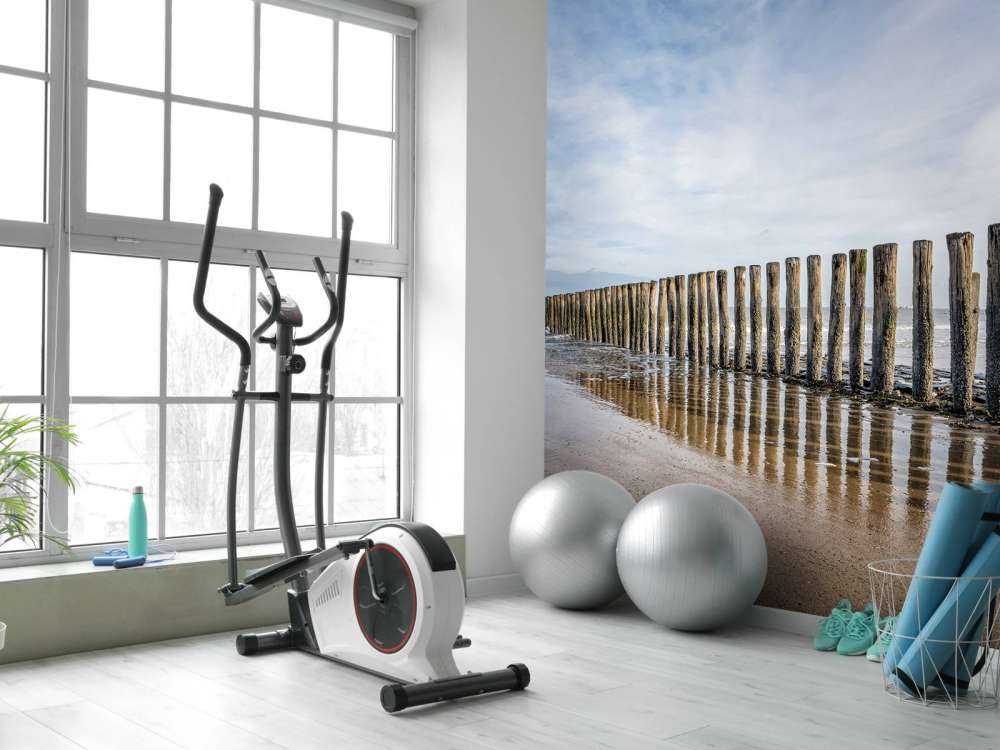 Molo av tre på kysten ved Cadzand bad