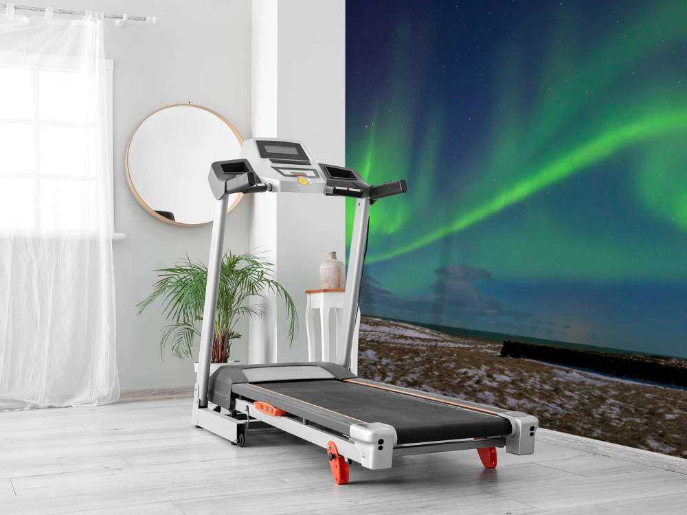 Nordlys over en kirke