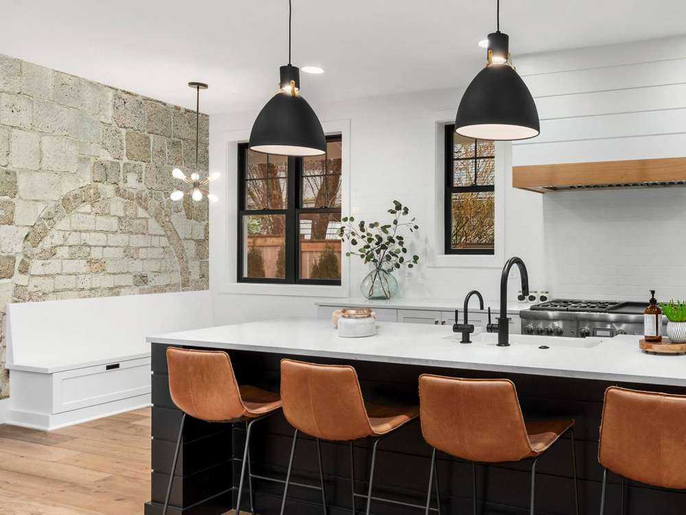 Gammel steinvegg med bue