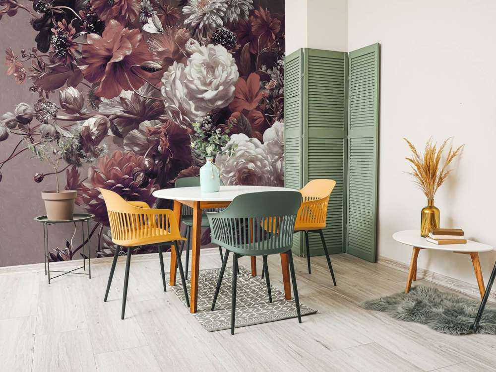 Stort blomsterarrangemang med orange vallmo