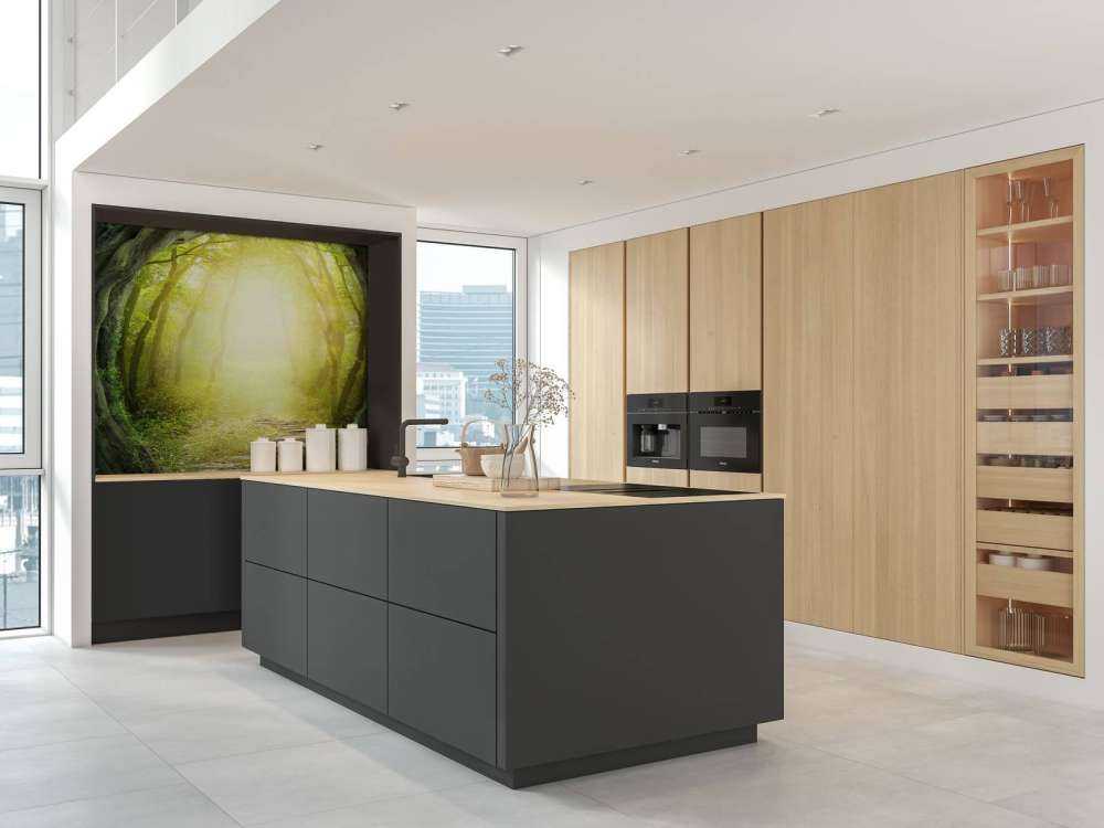 Stenväg genom skogen