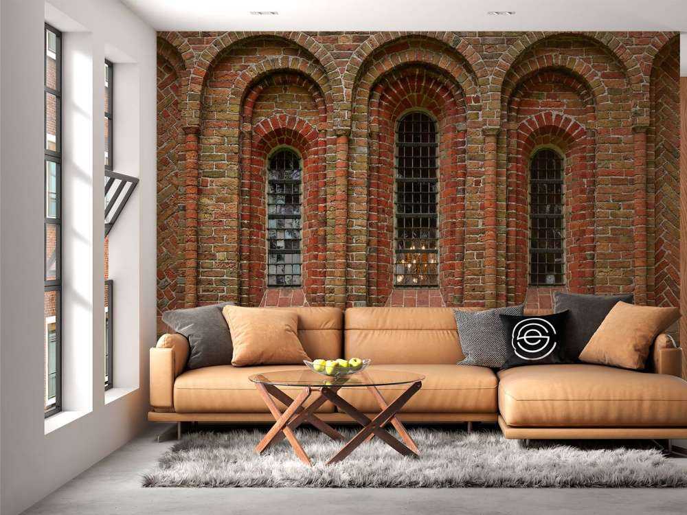 Mur av tegel med valv och fönster