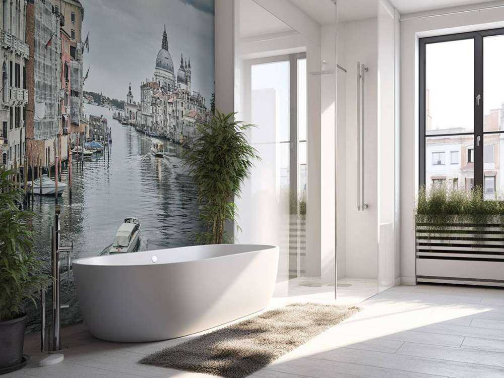 Kanal med båtar i Venedig