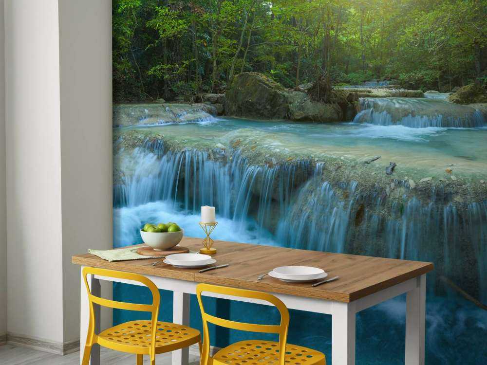 Vackert djupt vattenfall