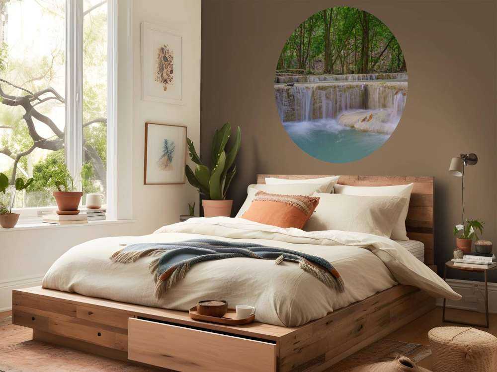 Vattenfall i djup regnskog