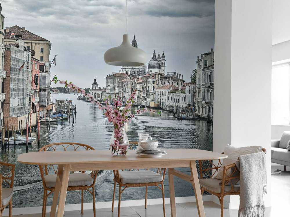 Kanal med båtar i Venedig