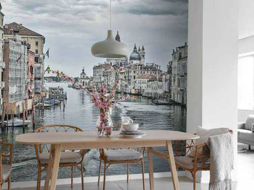 Kanal med båtar i Venedig