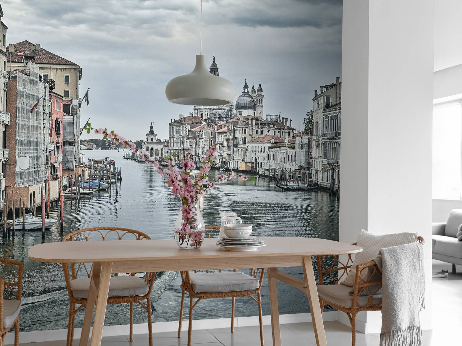 Kanal med båtar i Venedig