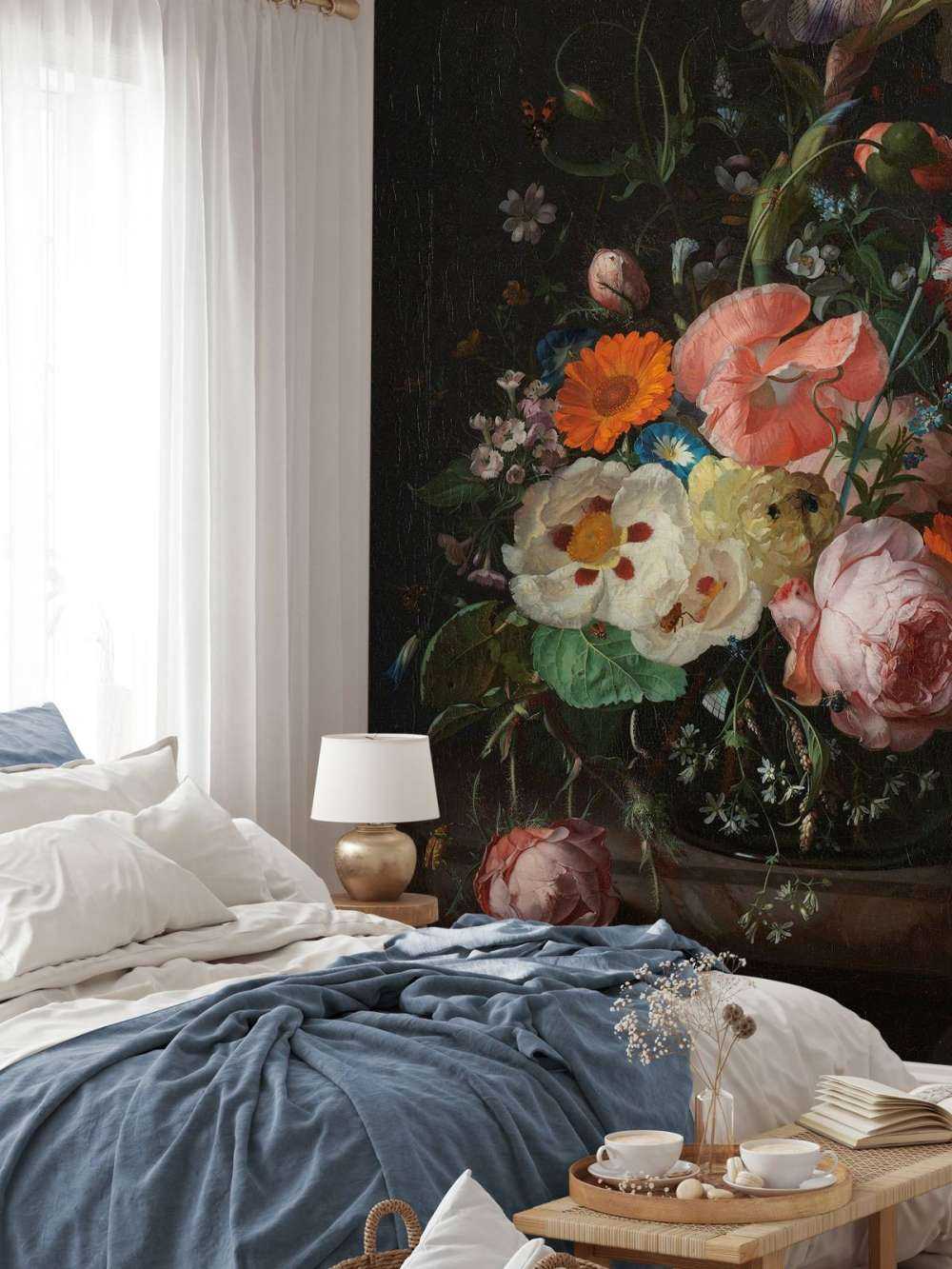 stilleben med blommor på en marmorbordplatta