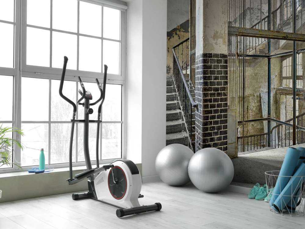 Gammalt hisschakt med trappor