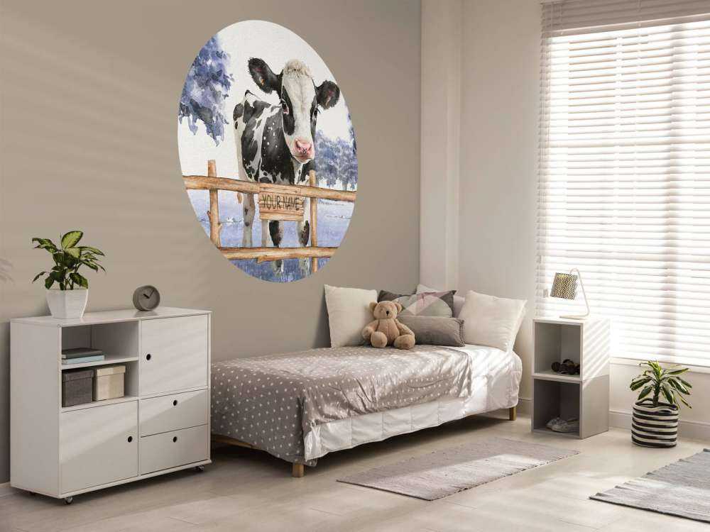 Ung ko på en blå eng