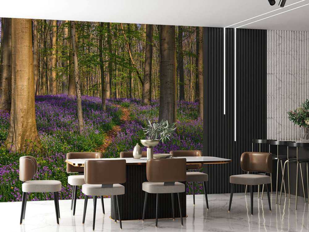 Sti gennem en skov med hyacinter