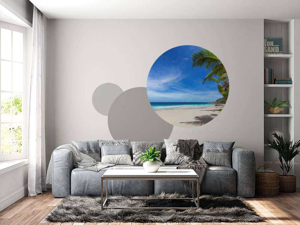 Tropisk strand med palme