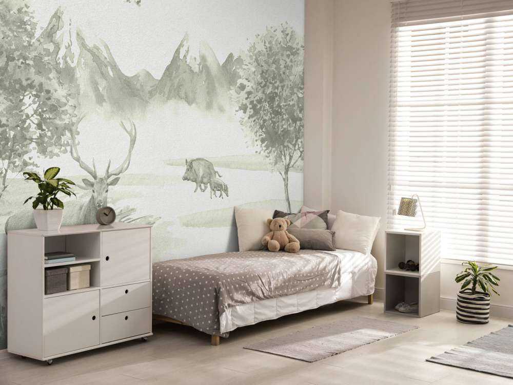 Skov med dyr i grønne omgivelser