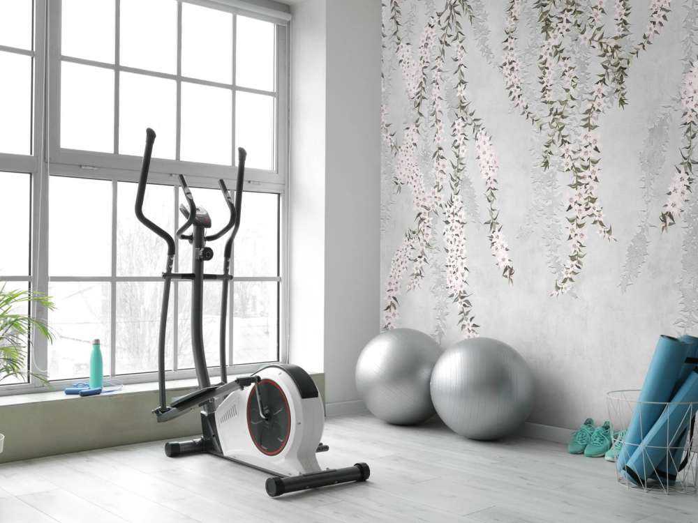 Blomstrene på lyseblå betong