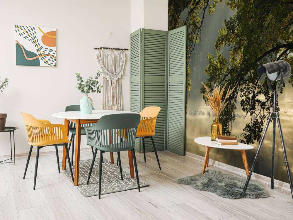 Overhengende grener over vannet