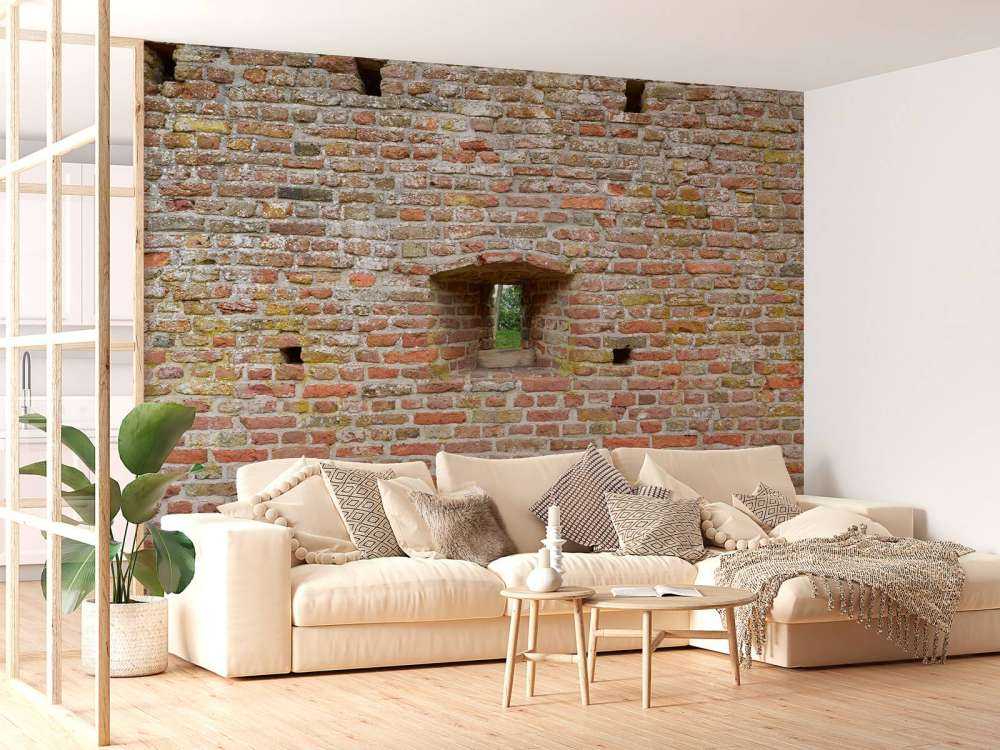 Bymur med utsikt gjennom