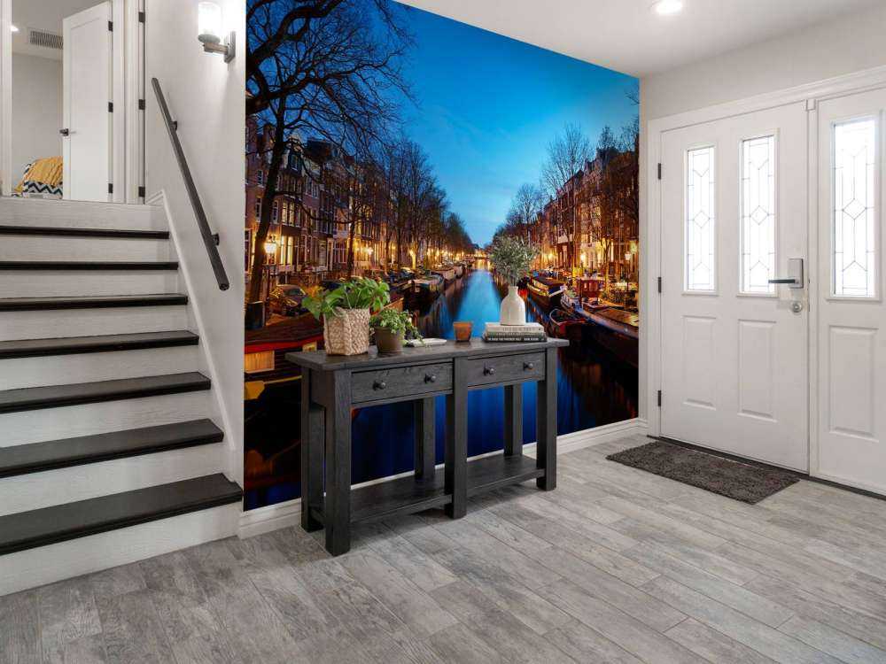 Husbåter langs den opplyste kanalen