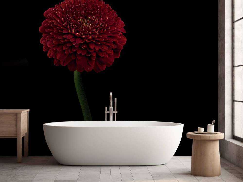 Rød blomst på stammen