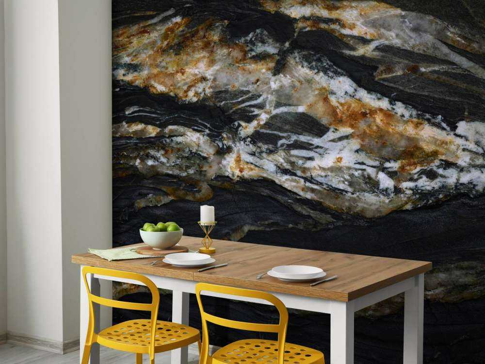 Sort marmor med relief