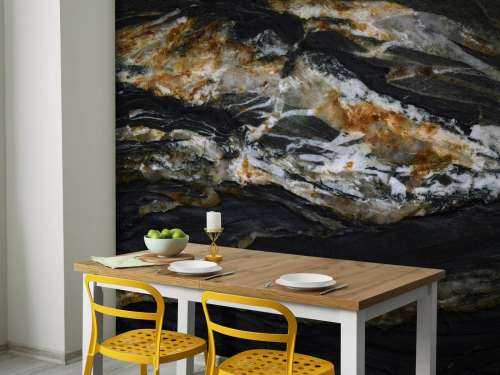 Sort marmor med relief